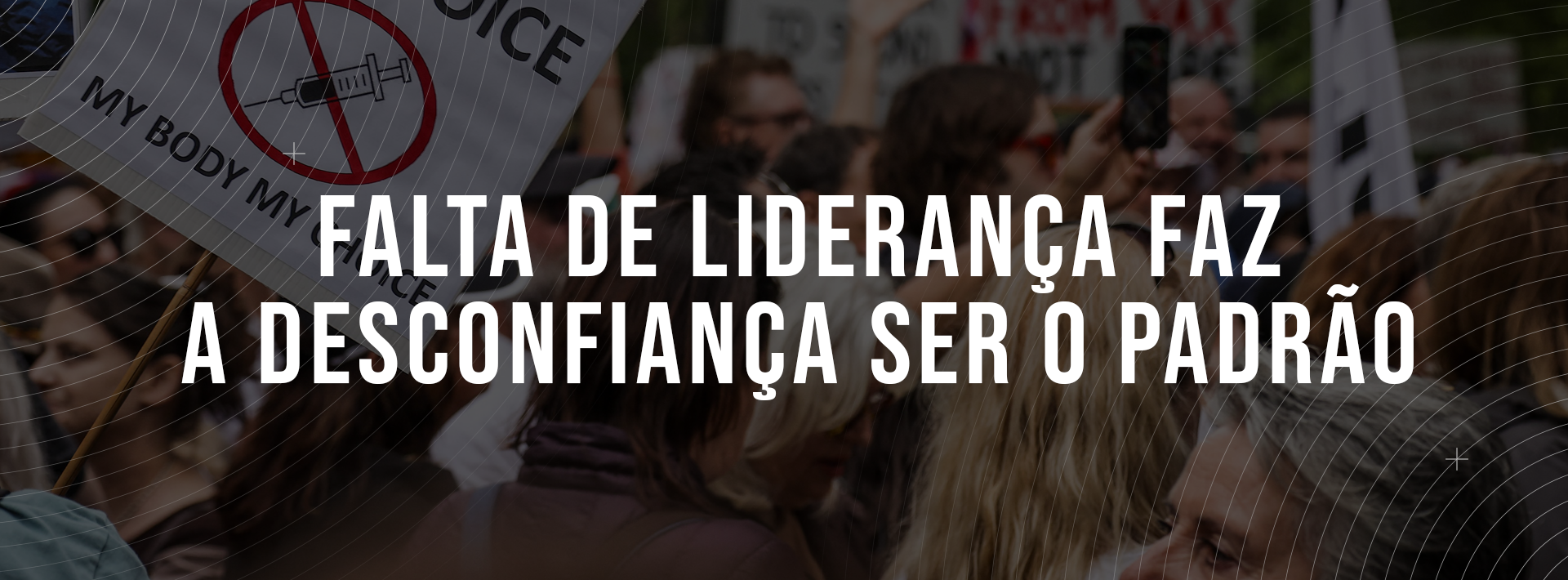 A imagem retrata um grupo de pessoas durante um protesto. No meio da imagem, a seguinte frase: “Falta de liderança faz a desconfiança ser o padrão”.
