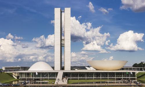 Imagem da praça dos Três Poderes, em Brasília, em um dia de sol na cidade