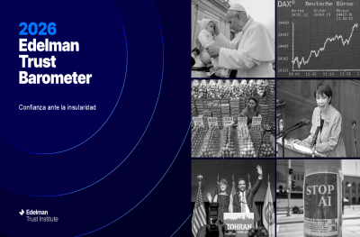 Portada del 2026 Edelman Trust Barometer con fondo azul y el título “Confianza ante la insularidad”. A la derecha aparece un collage en blanco y negro con escenas de actualidad: un líder religioso con un bebé, gráficos del mercado financiero, un puesto de huevos en un mercado, una política hablando en un podio, un acto de campaña y un cartel que dice “STOP AI”.